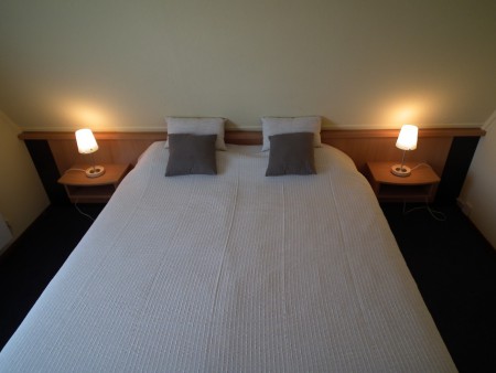 Master bedroom met dubbel boxspringbed